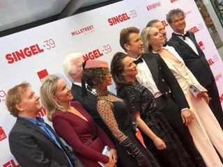 Cast en gasten op de rode loper